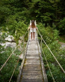 Un pont suspendu dans la vallée de la Soča en Slovénie Un pont suspendu dans la vallée de la Soča en Slovénie